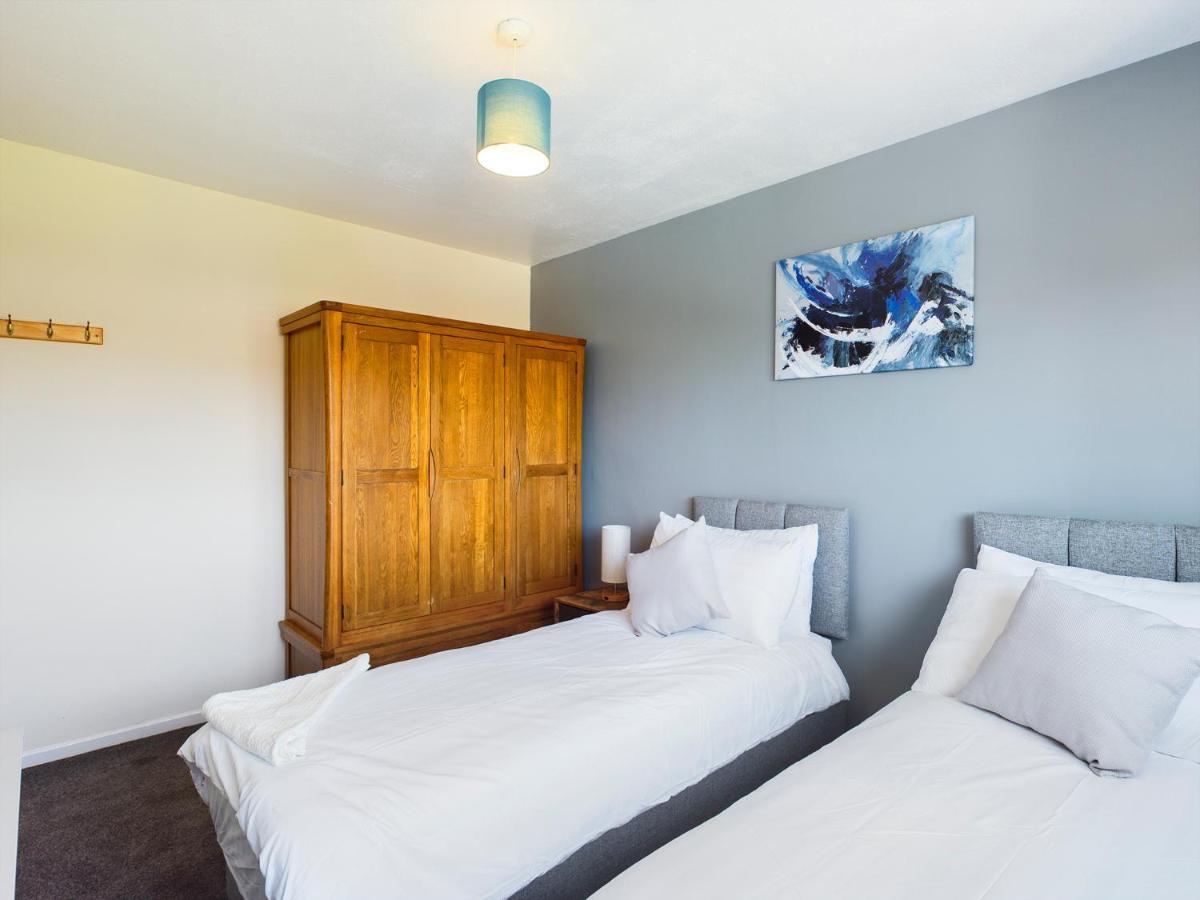 247 Serviced Accommodation In Telford- 3Br House Esterno foto