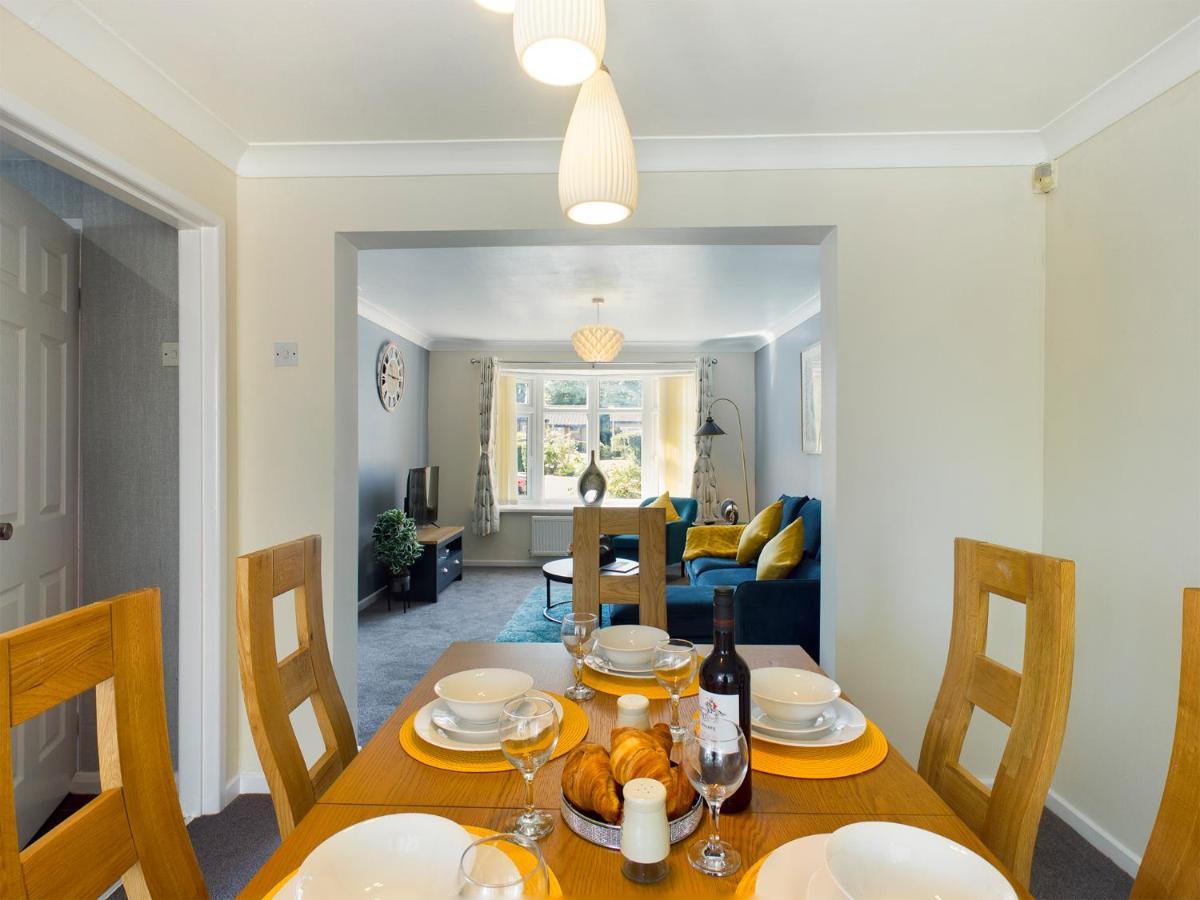 247 Serviced Accommodation In Telford- 3Br House Esterno foto