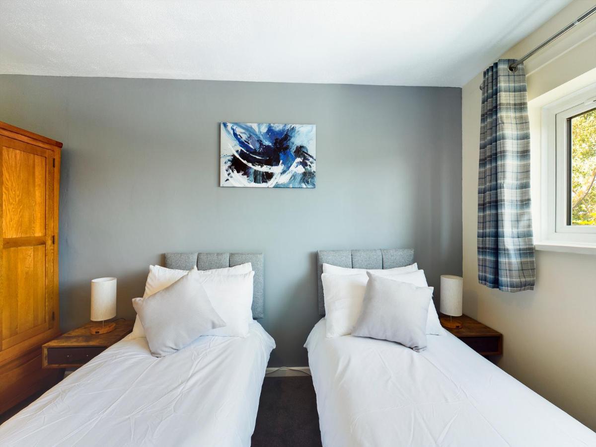 247 Serviced Accommodation In Telford- 3Br House Esterno foto