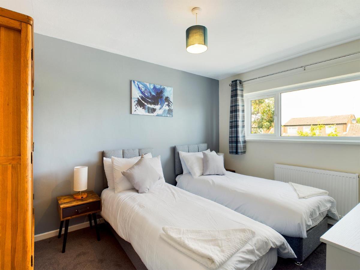 247 Serviced Accommodation In Telford- 3Br House Esterno foto