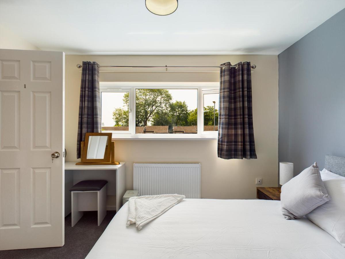 247 Serviced Accommodation In Telford- 3Br House Esterno foto