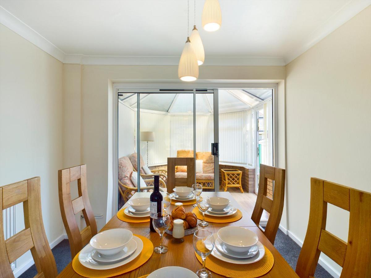 247 Serviced Accommodation In Telford- 3Br House Esterno foto