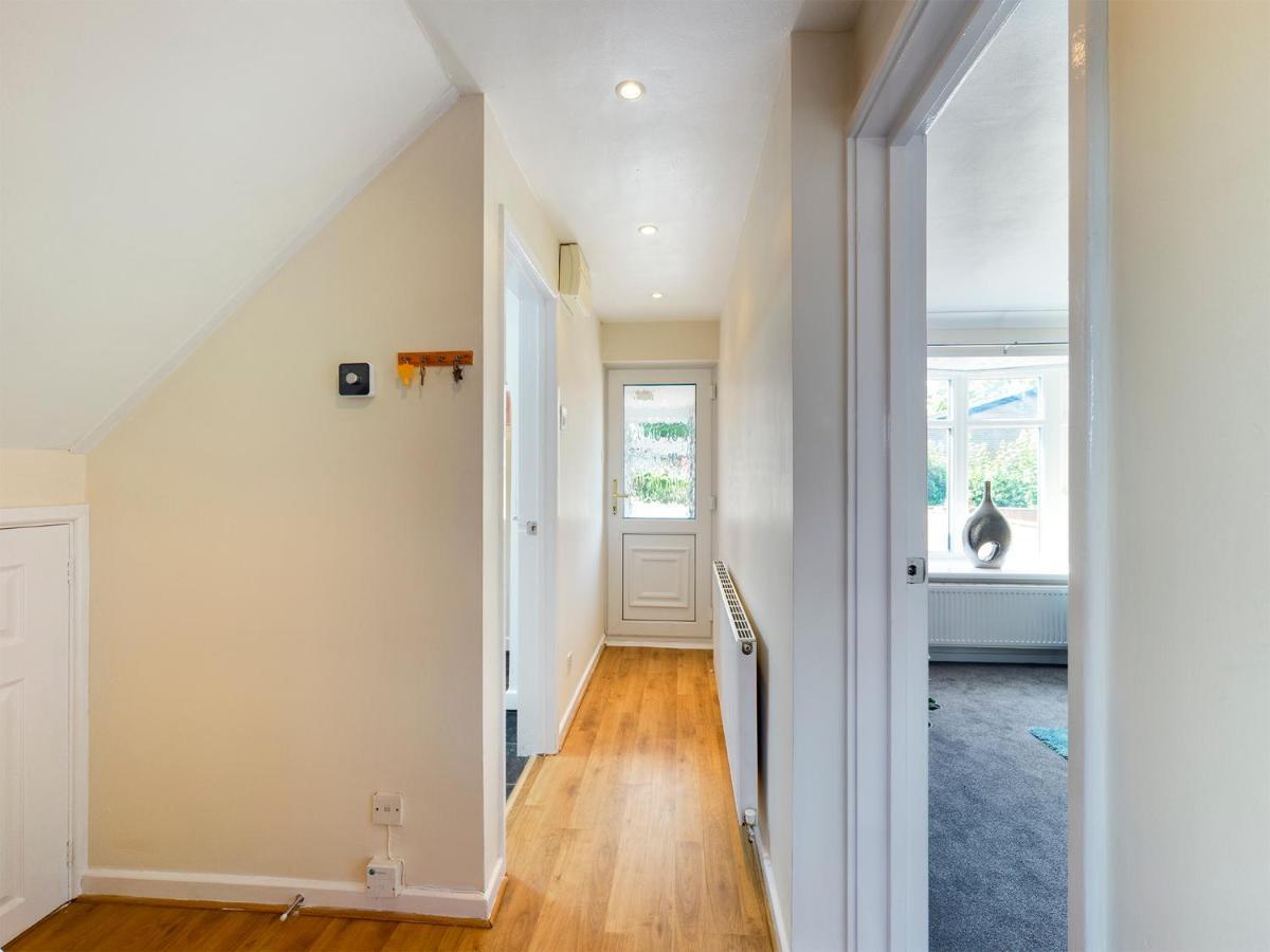 247 Serviced Accommodation In Telford- 3Br House Esterno foto