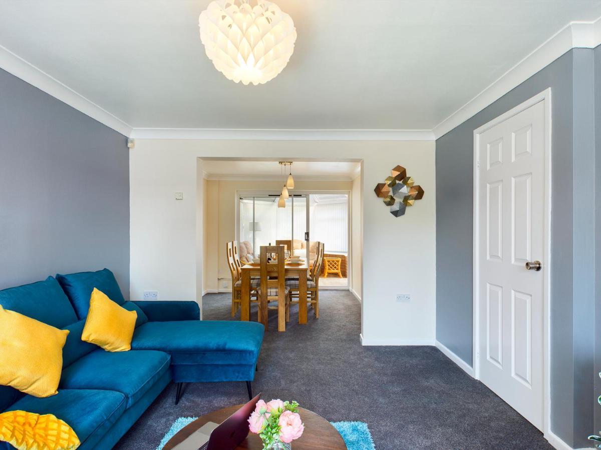 247 Serviced Accommodation In Telford- 3Br House Esterno foto